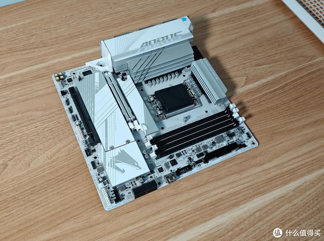 手提迷你主机玩4K游戏，内存还能超频8000MHz？