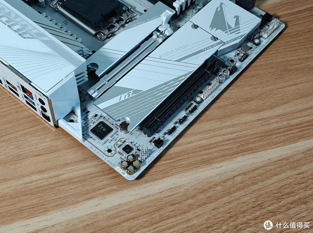 手提迷你主机玩4K游戏，内存还能超频8000MHz？