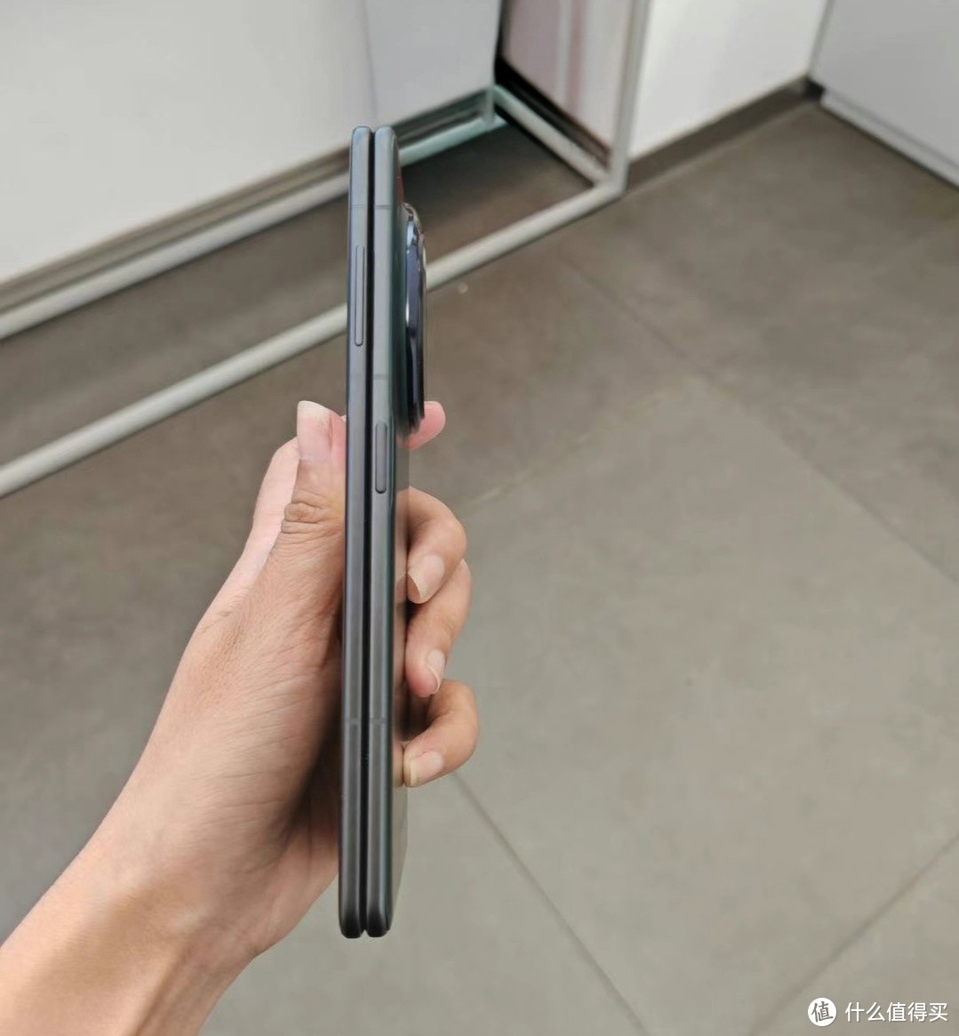 我愿称之它为性价比折叠屏手机，荣耀MagicV Flip小折叠and荣耀Magic V3折叠屏，不知阁下拿什么应对？