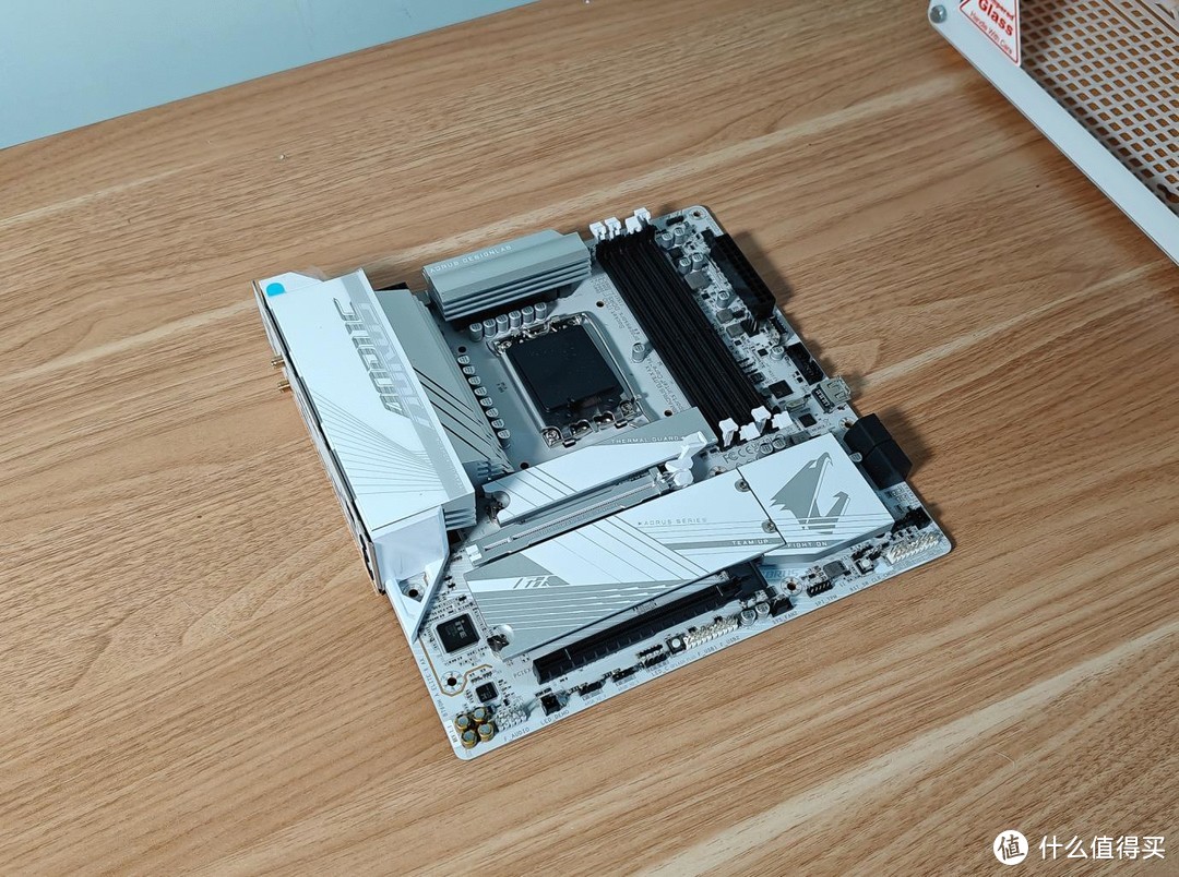 手提迷你主机玩4K游戏，内存还能超频8000MHz？