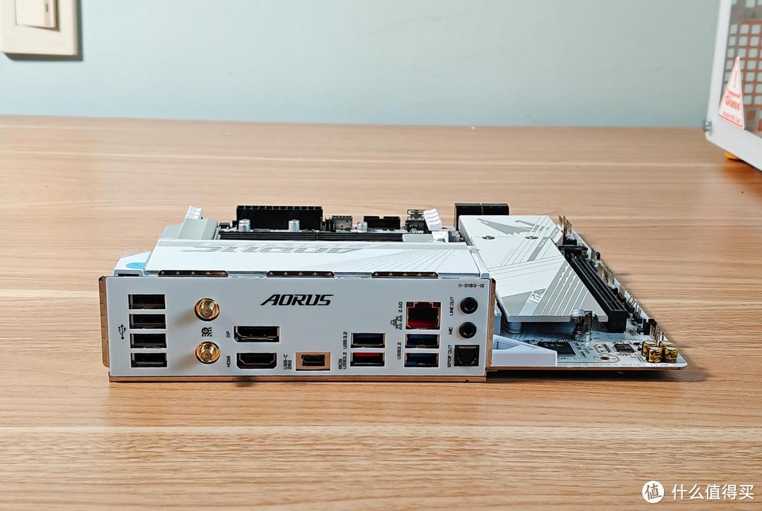 手提迷你主机玩4K游戏，内存还能超频8000MHz？