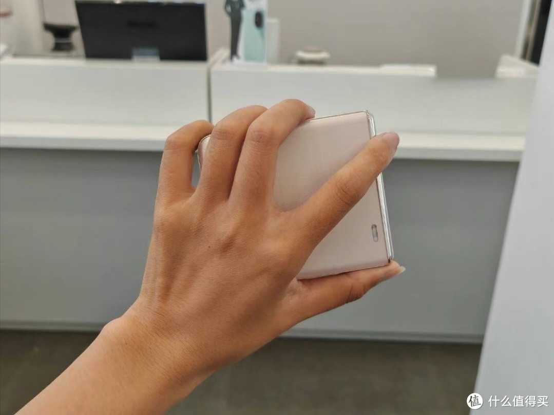 我愿称之它为性价比折叠屏手机，荣耀MagicV Flip小折叠and荣耀Magic V3折叠屏，不知阁下拿什么应对？