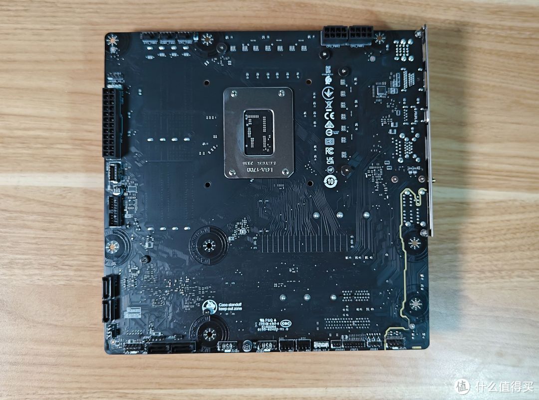 电脑DIY新趋势，背插主板会取代传统主板吗？性能如何？微星新品背插主板装机实测感受答案