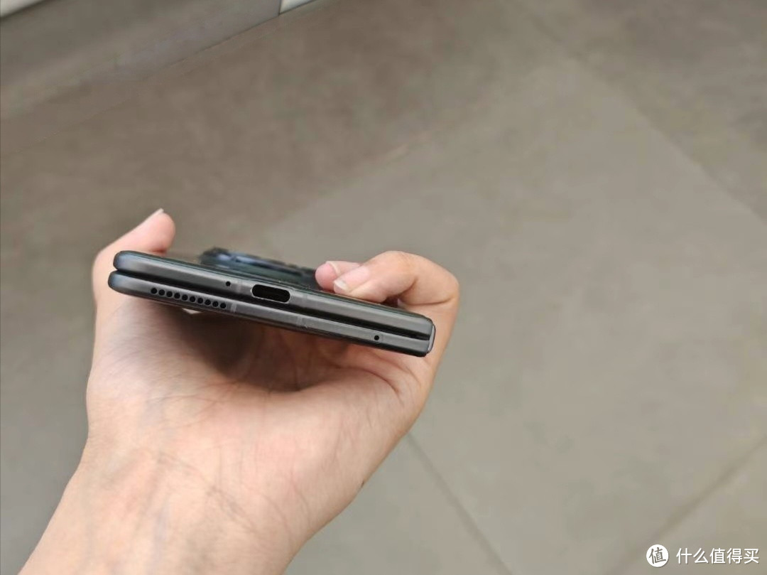 我愿称之它为性价比折叠屏手机，荣耀MagicV Flip小折叠and荣耀Magic V3折叠屏，不知阁下拿什么应对？