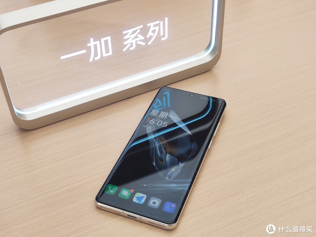 送花美女范闲换新机，自己定制新款iPhone