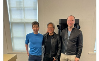 Nvidia CEO黄仁勋亲自向OpenAI交付第一台DGX H200