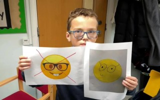 英国 10 岁男孩请愿苹果重新设计“书呆子脸”Emoji