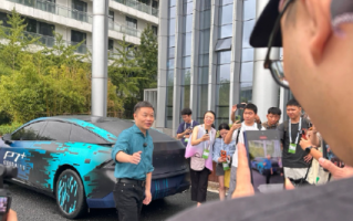 何小鹏驾 P7 伪装车现身云栖大会，外观颇为耐看 