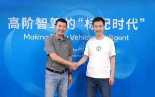  Momenta 合作高通发布智能驾驶解决方案