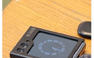 疑似三星Galaxy Z Flip5真机照曝光 超大不规则外屏瞩目