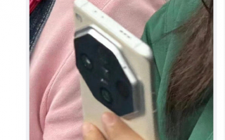 一神秘新机现身地铁：八边形摄像模组，预计为 OPPO Find X7 系列
