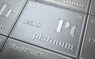 混合动力汽车产量反弹，黄金价格大幅上涨，投资者需警惕潜在风险