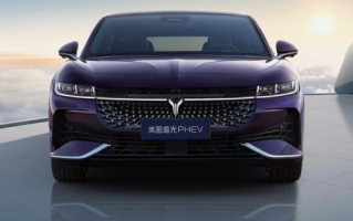 岚图追光PHEV正式上市 配1.5T插混 售价25.28万元起　