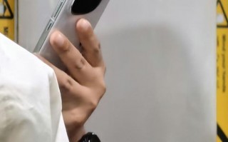 疑似iQOO 12真机现身地铁 白色玻璃后壳和亮面金属边框吸睛
