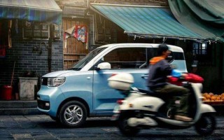 神车 MINI EV 之后，五菱首款轿车发布，剑指「马路三大妈」