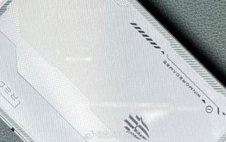 红魔8 Pro白色版本亮相 颜值再飙升