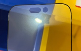 iPhone 14挖孔奇大无比 网友吐槽：要不还是用刘海吧